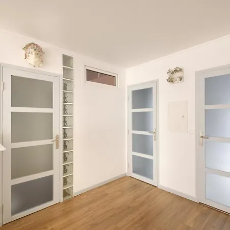 De Standing Apartment *
